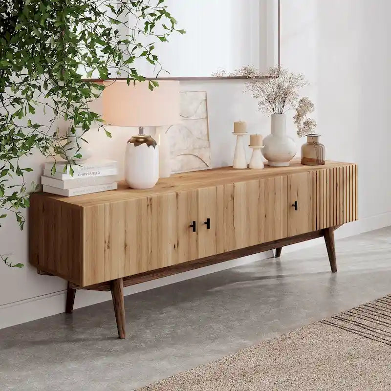 Meuble TV marron — Accueille les téléviseurs jusqu'à 65 pouces, avec un design à lattes et des pieds en bois massif.