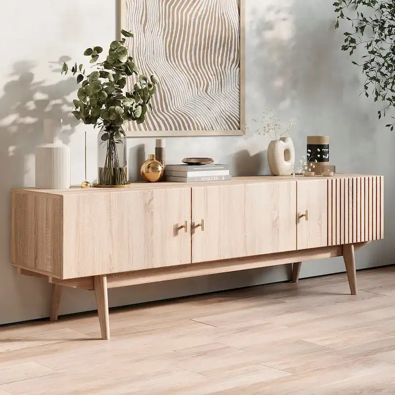 Meuble TV marron — Accueille les téléviseurs jusqu'à 65 pouces, avec un design à lattes et des pieds en bois massif.