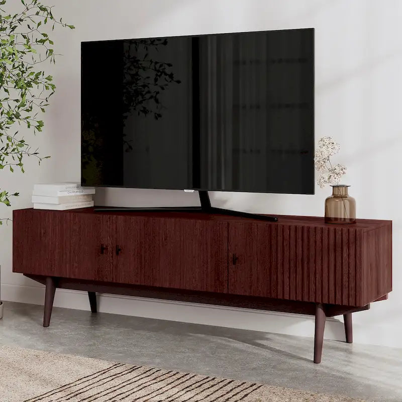 Meuble TV marron — Accueille les téléviseurs jusqu'à 65 pouces, avec un design à lattes et des pieds en bois massif.