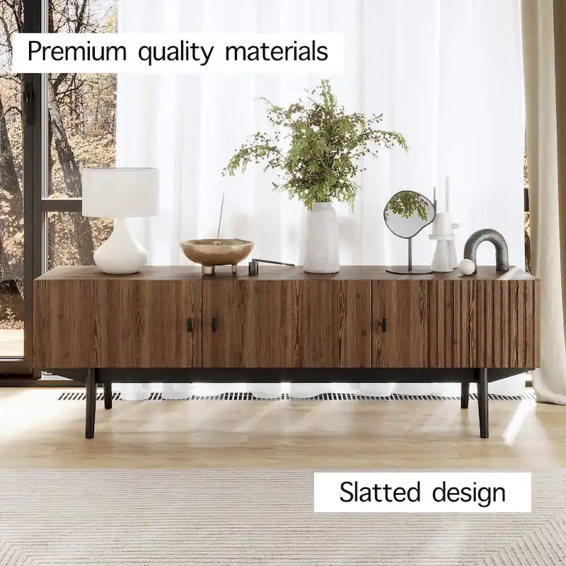 Meuble TV marron — Accueille les téléviseurs jusqu'à 65 pouces, avec un design à lattes et des pieds en bois massif.