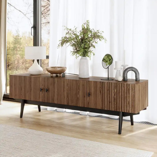 Meuble TV marron — Accueille les téléviseurs jusqu'à 65 pouces, avec un design à lattes et des pieds en bois massif.