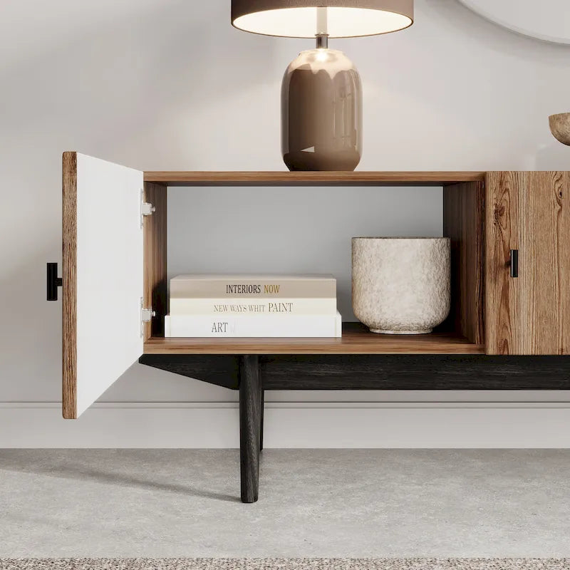 Meuble TV marron — Accueille les téléviseurs jusqu'à 65 pouces, avec un design à lattes et des pieds en bois massif.
