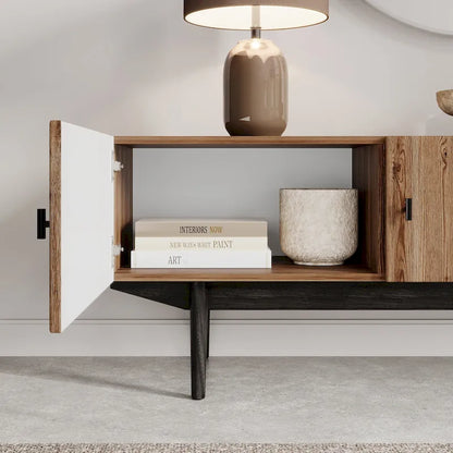 Meuble TV marron — Accueille les téléviseurs jusqu'à 65 pouces, avec un design à lattes et des pieds en bois massif.