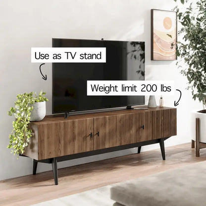 Meuble TV marron — Accueille les téléviseurs jusqu'à 65 pouces, avec un design à lattes et des pieds en bois massif.