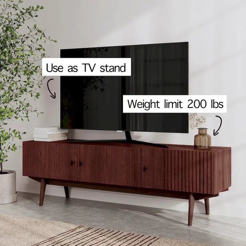 Meuble TV marron — Accueille les téléviseurs jusqu'à 65 pouces, avec un design à lattes et des pieds en bois massif.