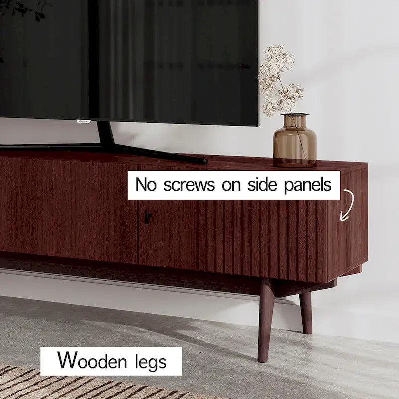 Meuble TV marron — Accueille les téléviseurs jusqu'à 65 pouces, avec un design à lattes et des pieds en bois massif.