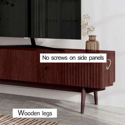 Meuble TV marron — Accueille les téléviseurs jusqu'à 65 pouces, avec un design à lattes et des pieds en bois massif.