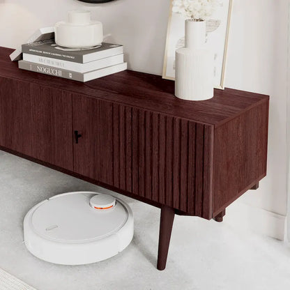 Meuble TV marron — Accueille les téléviseurs jusqu'à 65 pouces, avec un design à lattes et des pieds en bois massif.