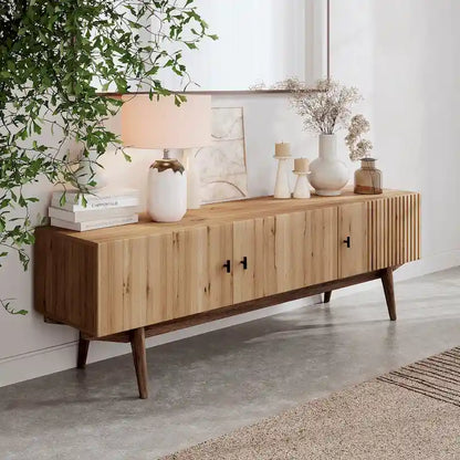 Meuble TV marron — Accueille les téléviseurs jusqu'à 65 pouces, avec un design à lattes et des pieds en bois massif.