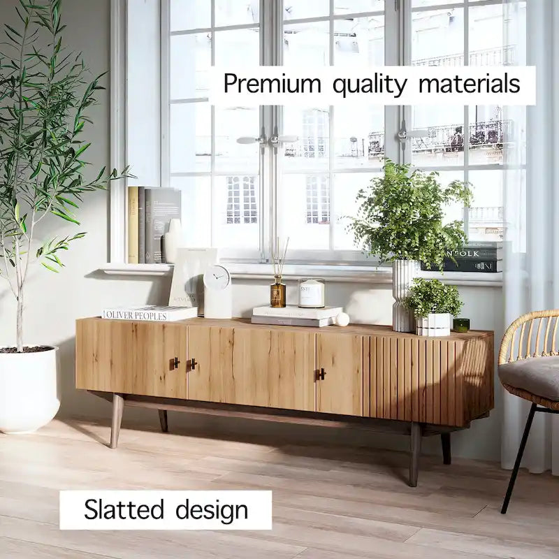 Meuble TV marron — Accueille les téléviseurs jusqu'à 65 pouces, avec un design à lattes et des pieds en bois massif.