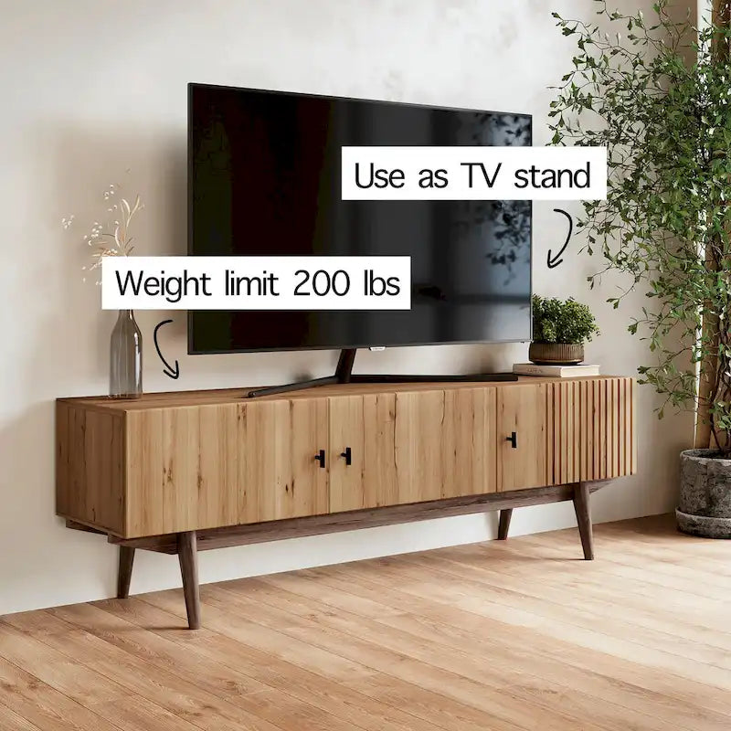 Meuble TV marron — Accueille les téléviseurs jusqu'à 65 pouces, avec un design à lattes et des pieds en bois massif.