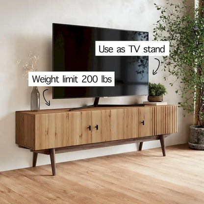 Meuble TV marron — Accueille les téléviseurs jusqu'à 65 pouces, avec un design à lattes et des pieds en bois massif.