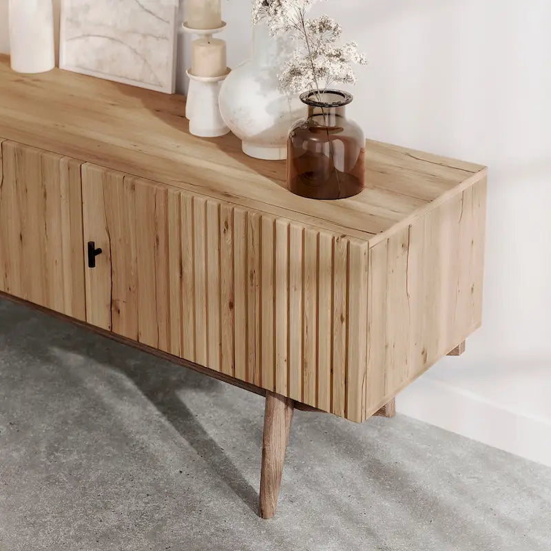 Meuble TV marron — Accueille les téléviseurs jusqu'à 65 pouces, avec un design à lattes et des pieds en bois massif.