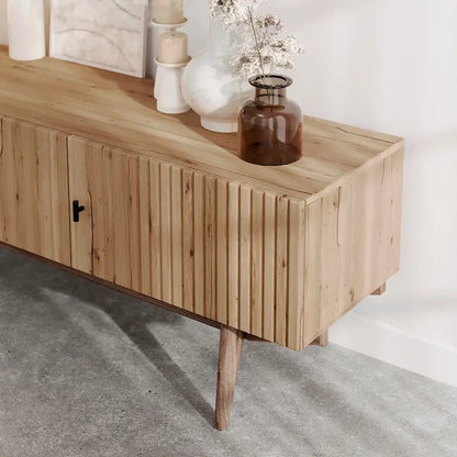Meuble TV marron — Accueille les téléviseurs jusqu'à 65 pouces, avec un design à lattes et des pieds en bois massif.