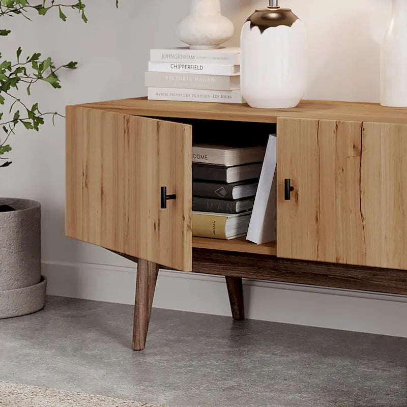 Meuble TV marron — Accueille les téléviseurs jusqu'à 65 pouces, avec un design à lattes et des pieds en bois massif.