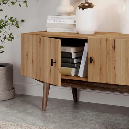 Meuble TV marron — Accueille les téléviseurs jusqu'à 65 pouces, avec un design à lattes et des pieds en bois massif.