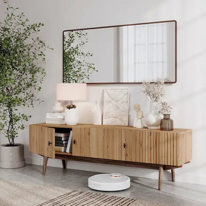 Meuble TV marron — Accueille les téléviseurs jusqu'à 65 pouces, avec un design à lattes et des pieds en bois massif.
