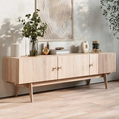 Meuble TV marron — Accueille les téléviseurs jusqu'à 65 pouces, avec un design à lattes et des pieds en bois massif.