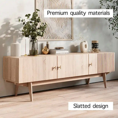 Meuble TV marron — Accueille les téléviseurs jusqu'à 65 pouces, avec un design à lattes et des pieds en bois massif.