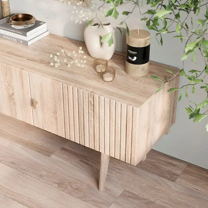 Meuble TV marron — Accueille les téléviseurs jusqu'à 65 pouces, avec un design à lattes et des pieds en bois massif.