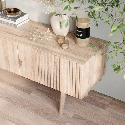 Meuble TV marron — Accueille les téléviseurs jusqu'à 65 pouces, avec un design à lattes et des pieds en bois massif.