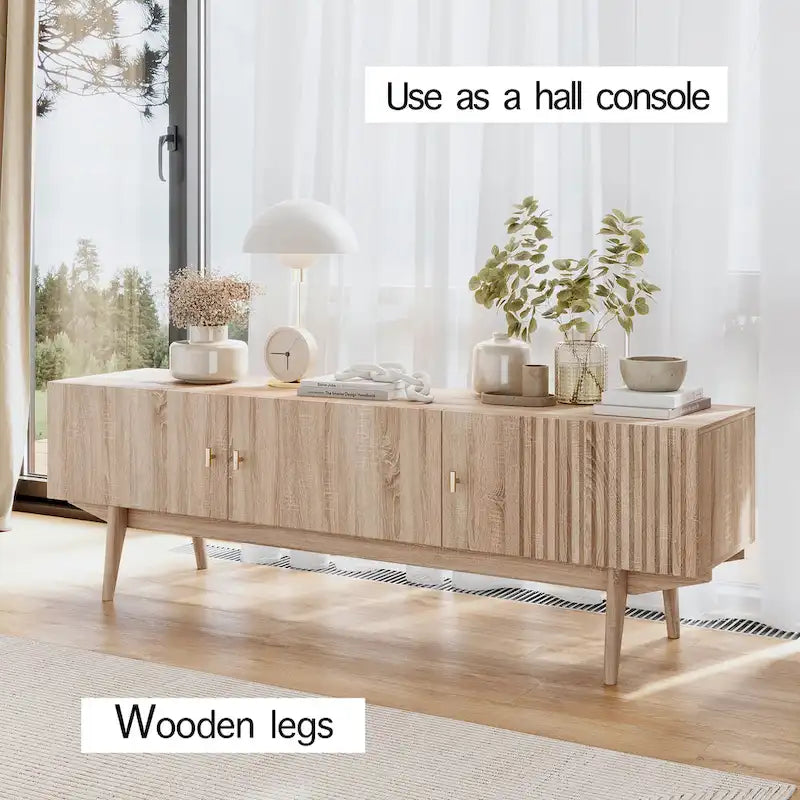Meuble TV marron — Accueille les téléviseurs jusqu'à 65 pouces, avec un design à lattes et des pieds en bois massif.