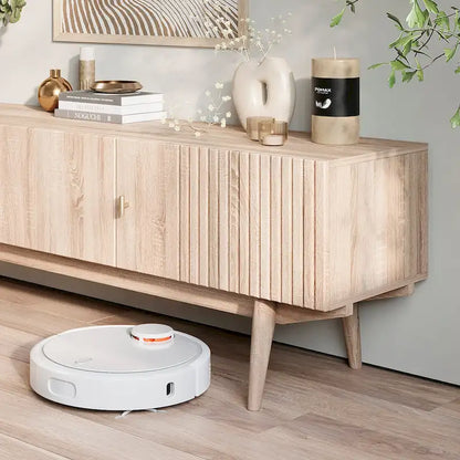Meuble TV marron — Accueille les téléviseurs jusqu'à 65 pouces, avec un design à lattes et des pieds en bois massif.
