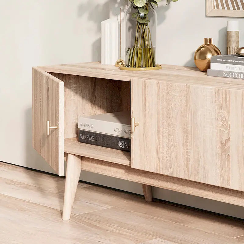 Meuble TV marron — Accueille les téléviseurs jusqu'à 65 pouces, avec un design à lattes et des pieds en bois massif.