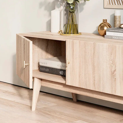 Meuble TV marron — Accueille les téléviseurs jusqu'à 65 pouces, avec un design à lattes et des pieds en bois massif.